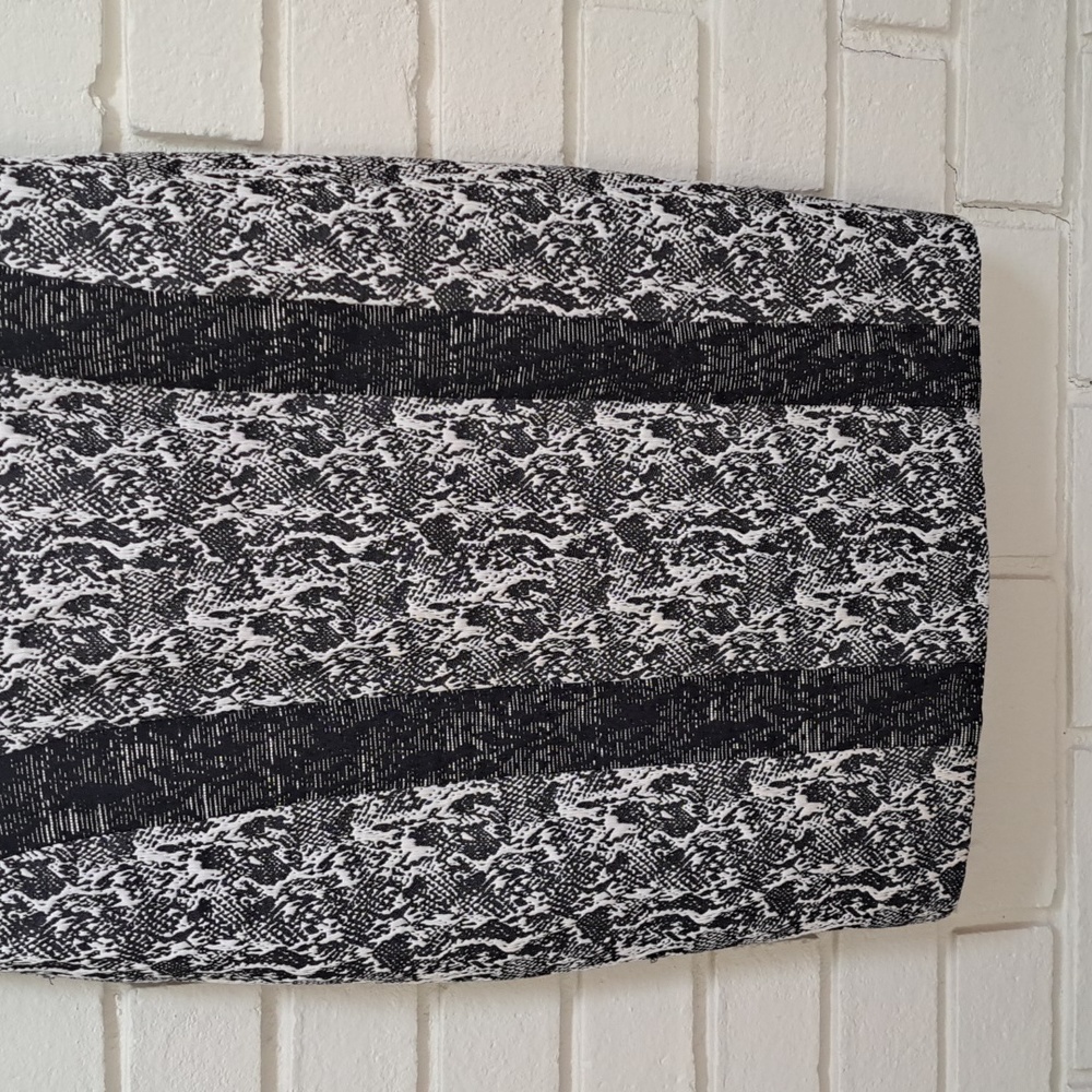 Calvin Klein Black/White Lined Business/Formal Sleeveless Dress. Size 10 - Picture 3 of 10